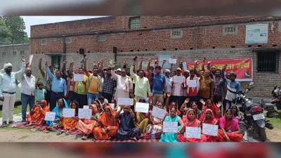 आग-पानी के संकट को ले बांसजोड़ा 12 नंबर के ग्रामीणों का धरना