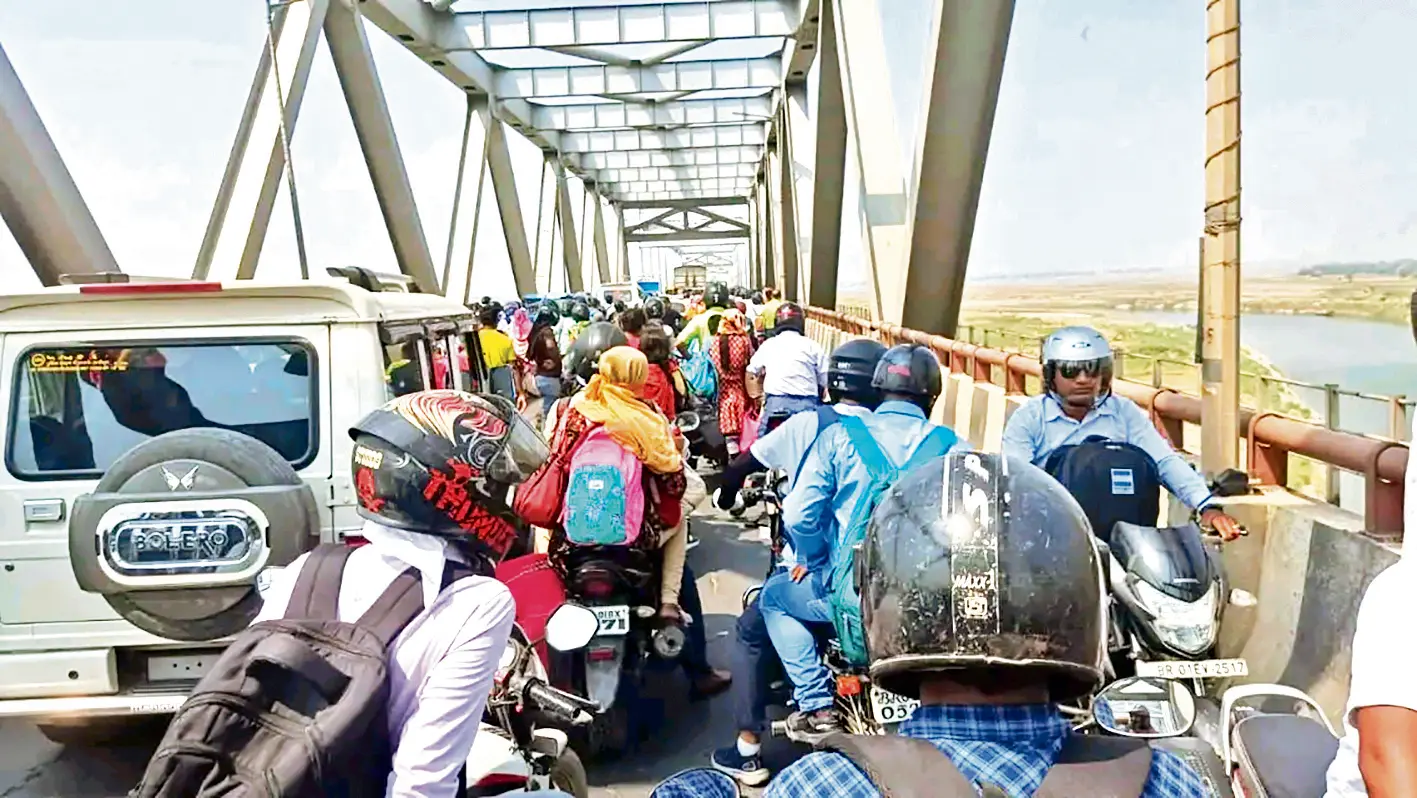 सड़क दुर्घटना के बाद जेपी सेतु पर लगा महाजाम