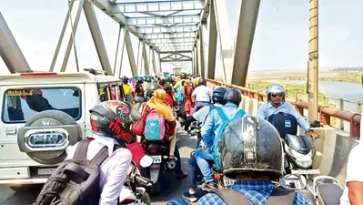 सड़क दुर्घटना के बाद जेपी सेतु पर लगा महाजाम