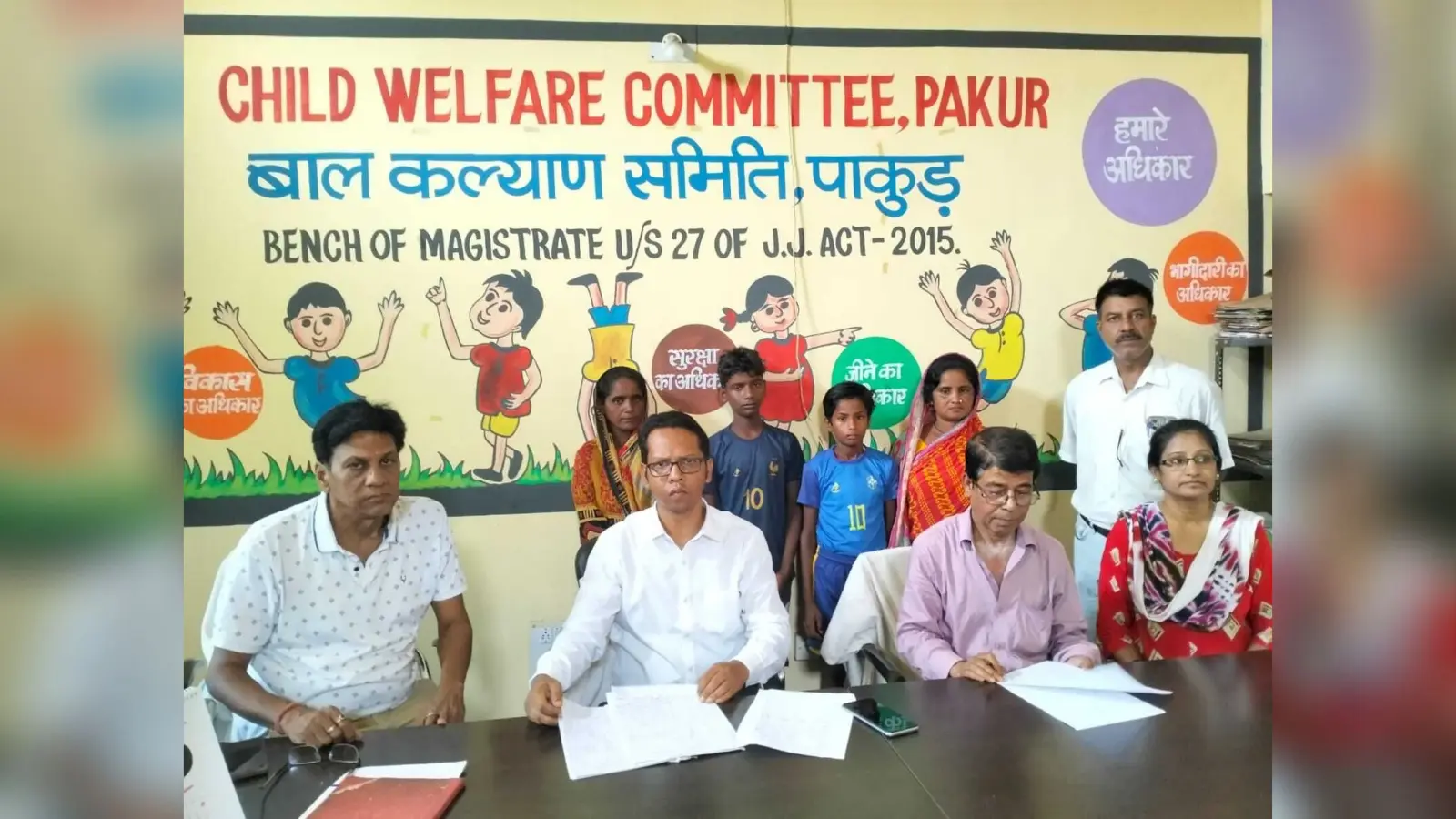 श्रम करते पाये जाने वाले दो बच्चों को अभिभावकों को सौंपा