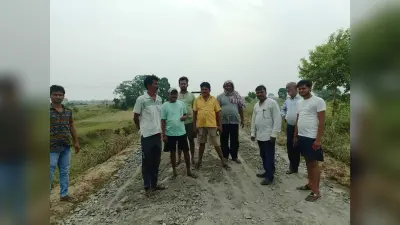 पथ निर्माण कार्य में अनियमितता का विरोध