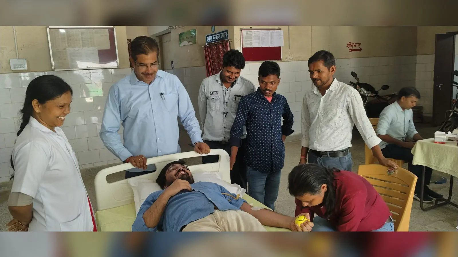 सीएचसी के स्वास्थ्यकर्मियों ने बढ़ चढ़कर किया रक्तदान