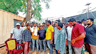 रोजगार और मुआवजे की मांग पर एमडीओ परियोजना का उत्पादन बंद कर प्रदर्शन