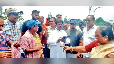 जमीन मालिकों ने जमीन के बदले पैसों की मांग को लेकर किया प्रदर्शन
