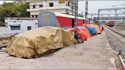 पार्सल कोच से निकला 122 बोरे में 23 लाख का कपड़ा, दावेदार आया सामने