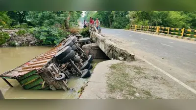 तरैया गंडक नहर पुल की रेलिंग तोड़ कर बालू लदा ट्रक पानी में गिरा
