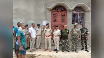 सत्यदेव हत्याकांड : पुलिस ने फरार हत्यारोपित के घर चिपकाया इश्तेहार