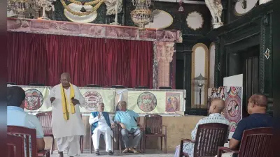 संस्कृत विश्वविद्यालय में कर्मी व अधिकारियाें को संस्कृत में बोलने का सिखाया जा रहा गुर
