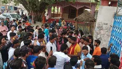 प्राचार्य के आश्वासन पर समाप्त हुई काॅलेज में तालाबंदी