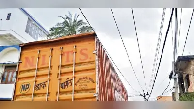 करेंट प्रवाहित हाई टेंशन तार की चपेट में आने से ट्रक का चालक एवं खलासी झुलसा