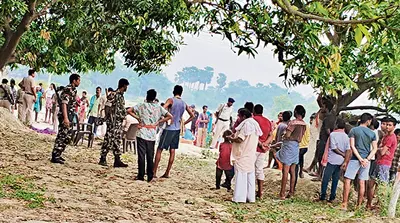 साड़ी के फंदे में पेड़ से लटका मिला प्रेमी जोड़े का शव, क्षेत्र में फैली सनसनी