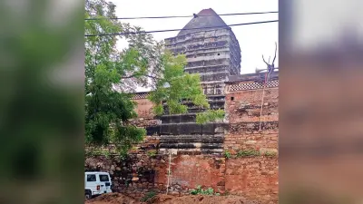 तिलौथू में ठनका गिरने से मंदिर व मस्जिद का गुंबद टूटा