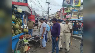 अतिक्रमणकारियों से निगम की टीम ने वसूला जुर्माना