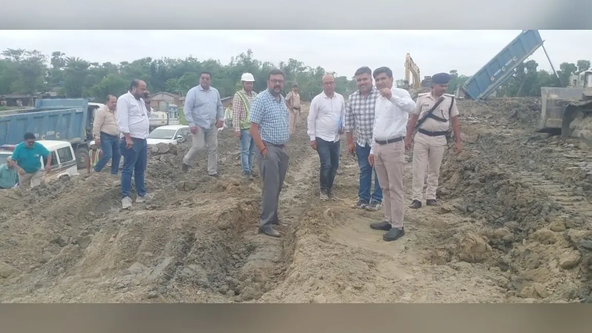 शिवनंदनपुर में बूढ़ी गंडक नदी की धारा को बांध से दूर बीच में ले जाएं : डीएम