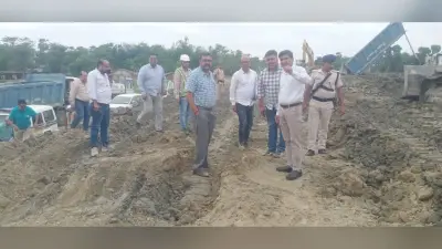 शिवनंदनपुर में बूढ़ी गंडक नदी की धारा को बांध से दूर बीच में ले जाएं : डीएम