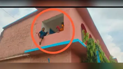 स्कूल के छज्जे पर खेलते हैं बच्चे, हो सकता है हादसा