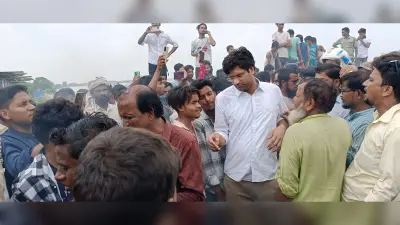नदी कटाव से त्रस्त ग्रामीणों का फूूटा गुस्सा, बैसा पुल पर मुख्य सड़क को किया घंटों बाधित