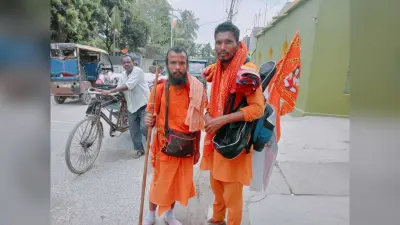 कूचबिहार से बाबा धाम और केदारनाथ के लिए पैदल यात्रा पर निकले दो शिव भक्त, पहुंचे किशनगंज