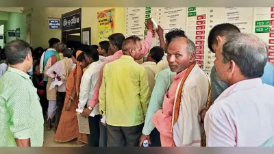 सदर अस्पताल में सुबह सात बजे से ही रजिस्ट्रेशन काउंटर पर लग रही कतार