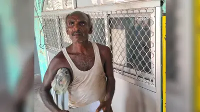 राशन कार्ड में नाम सुधरवाने के लिए प्रखंड कार्यालय का चक्कर काट रहा दिव्यांग