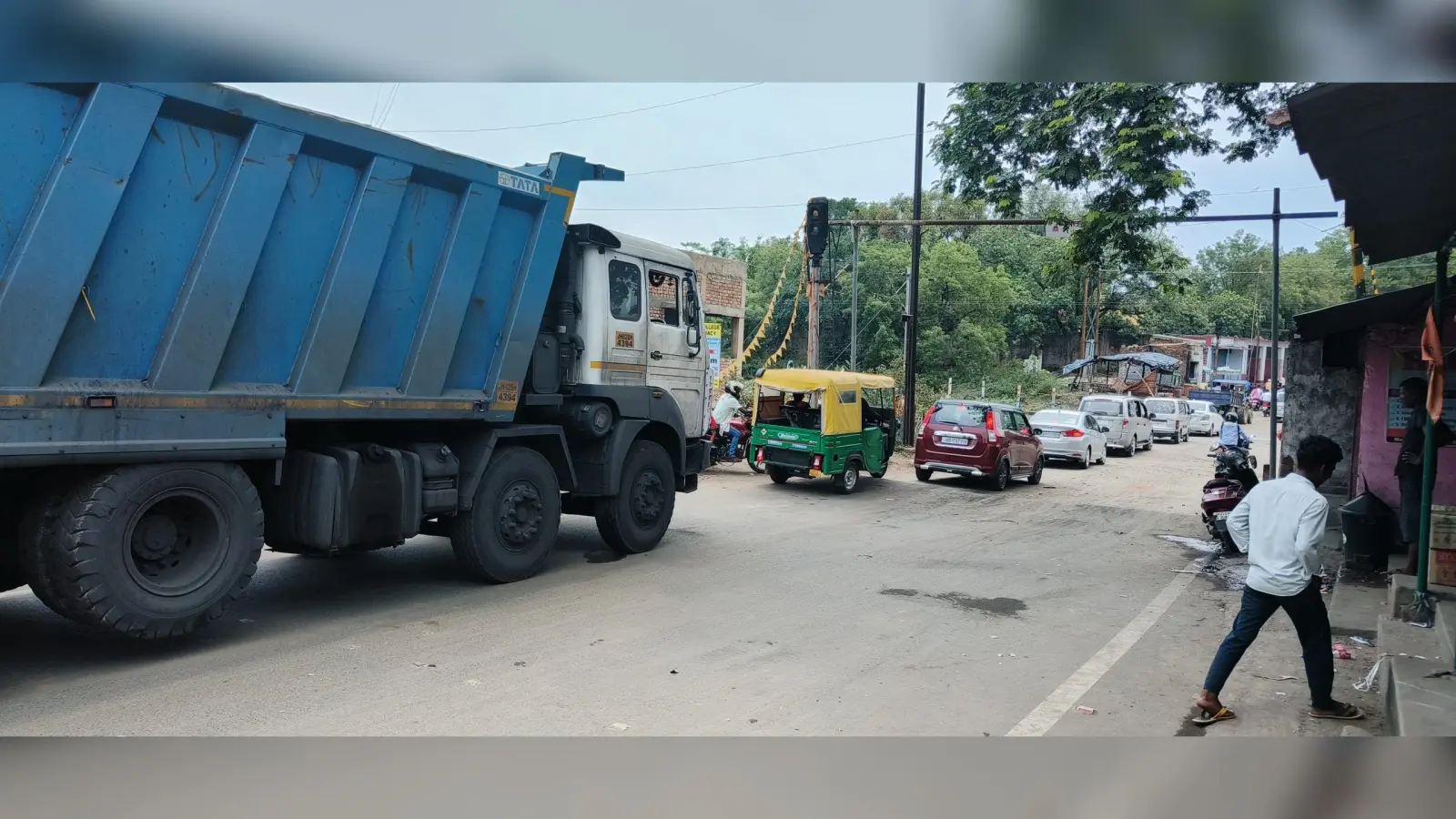 हाइवा डंपर से कोयला ढुलाई होने से परेशानी