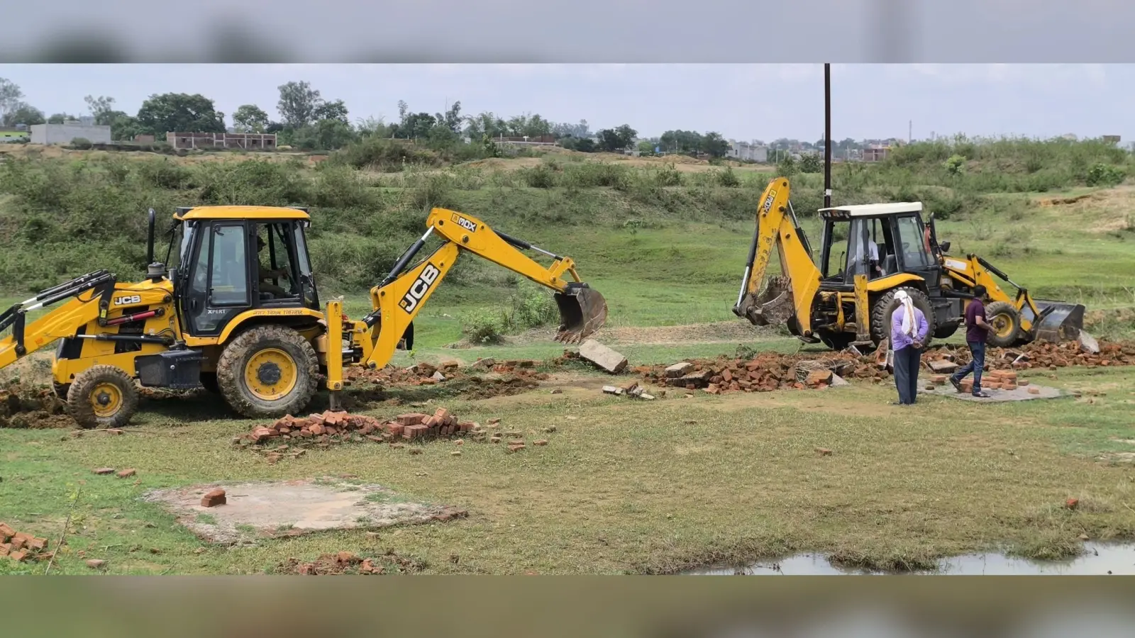 नदी की कब्जा वाली जमीन पर चला प्रशासन का बुलडोजर