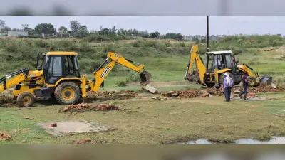 नदी की कब्जा वाली जमीन पर चला प्रशासन का बुलडोजर