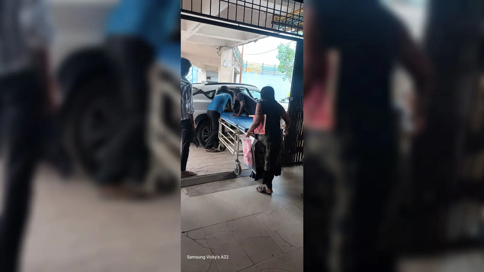 SNMMCH : इमरजेंसी में स्ट्रेचर के अभाव में जमीन पर पड़े रहते हैं मरीज, जवाबदेहों ने साधी चुप्पी