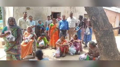 कुष्ठ रोगियों के बीच बंटी ड्रेसिंग सामग्री