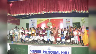 मेडल व प्रशस्ति पत्र पाते ही खिला पसीने से तर – बतर छात्रों का चेहरा