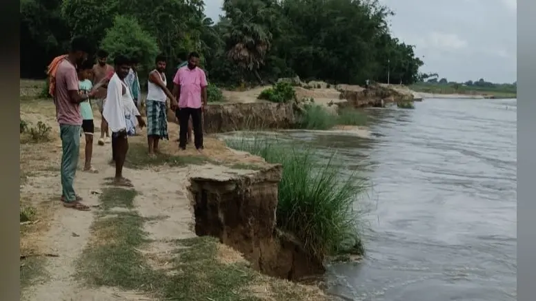 महानंदा नदी का जलस्तर बढ़ने के साथ कटाव हुआ तेज, ग्रामीणों की कट रही उपजाऊ जमीन