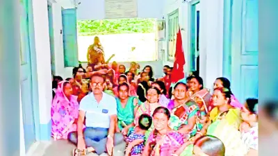 बिजली व पानी के लिए गिरमिट इलाके में एजेंट ऑफिस का घेराव