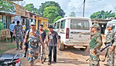 गुमला : कांग्रेस नेता को पशु तस्करों ने मारी गोली, लोगों ने दो को घेर कर पीटा