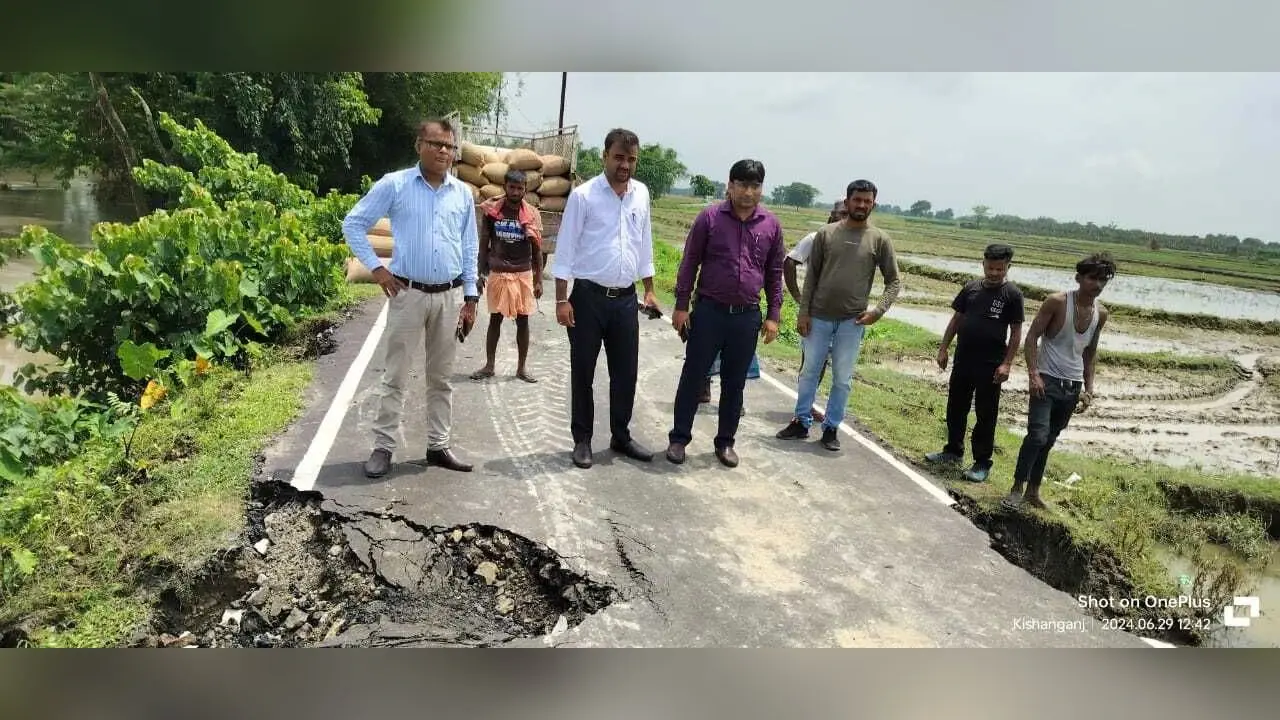 सड़क व कलवर्ट धंसने से आवागमन बाधित, बीडीओ व सीओ ने लिया जायजा