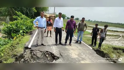 सड़क व कलवर्ट धंसने से आवागमन बाधित, बीडीओ व सीओ ने लिया जायजा
