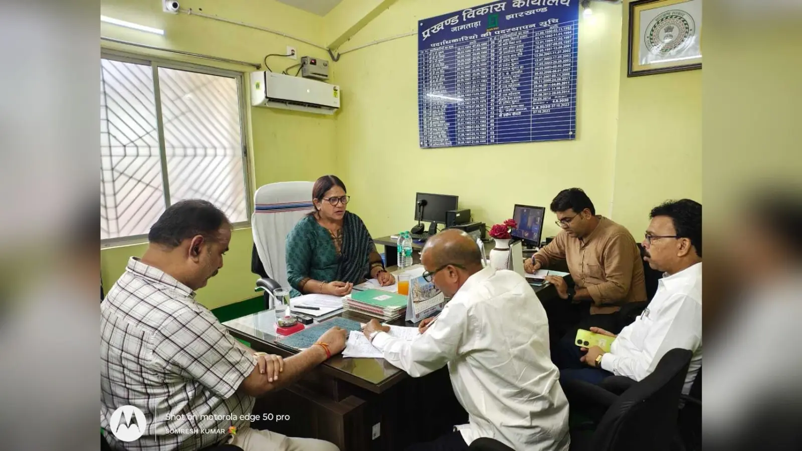 प्रखंड कार्यालय आनेवाले लोगों की सुने समस्याएं और उसका करें समाधान