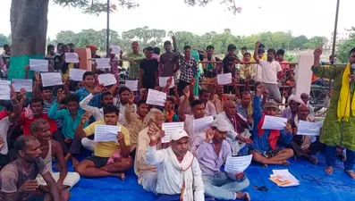 पूर्व के चयनित स्थल पर निर्माण की मांग को दिया धरना