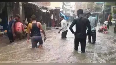 बाढ़. बारिश से सकसोहरा बाजार में लगा घुटने भर पानी