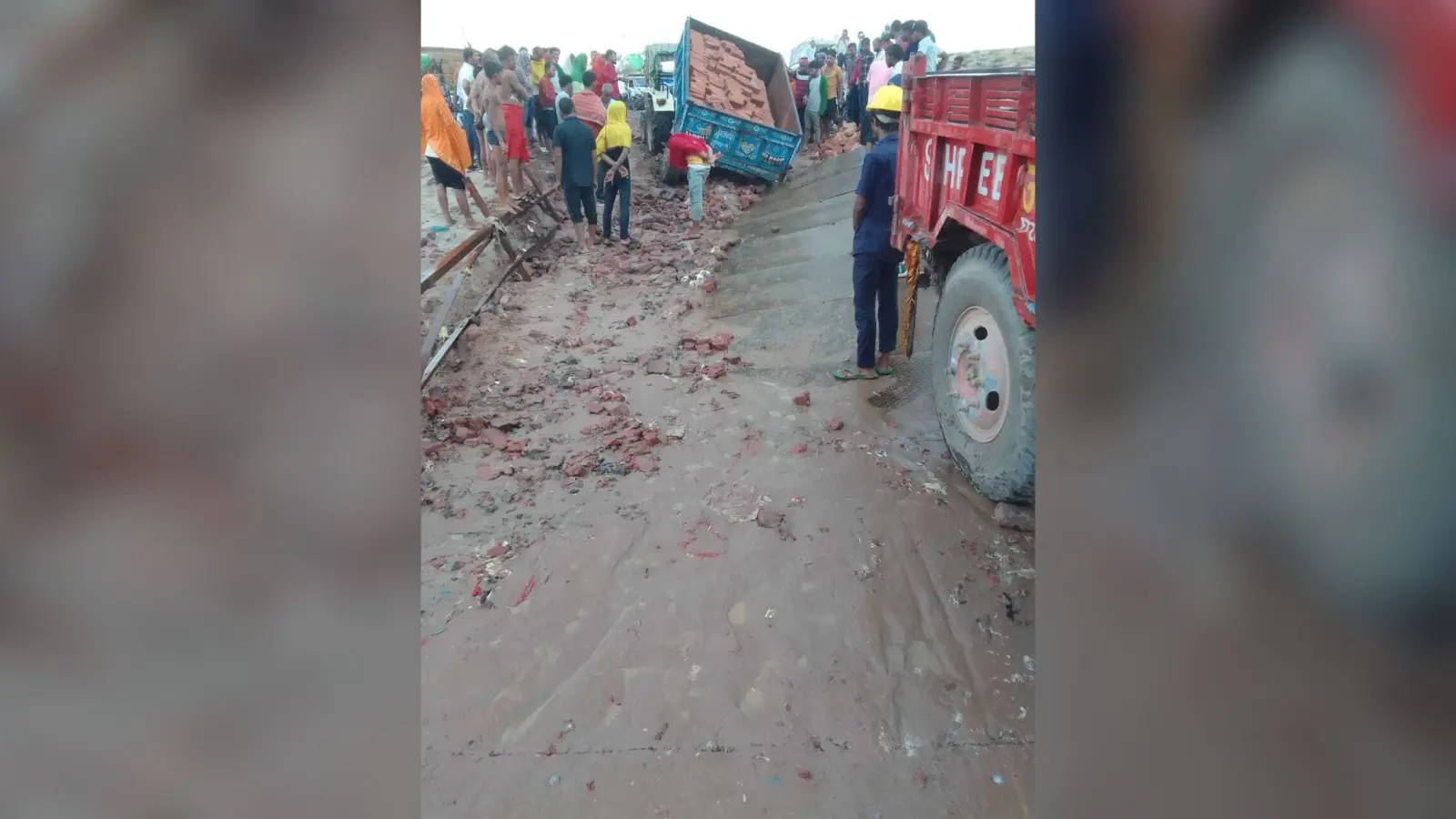बारिश से पीपा पुल का पहुंच पथ हुआ ध्वस्त