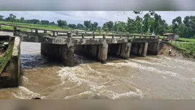 बूंद नदी पर बना पुल का एक पाया धंसा, आवाजाही बंद