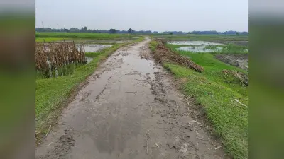 पोठिया से बंगाल सीमा तक जाने वाली कच्ची सड़क जर्जर, सुधि लेने वाला कोई नहीं