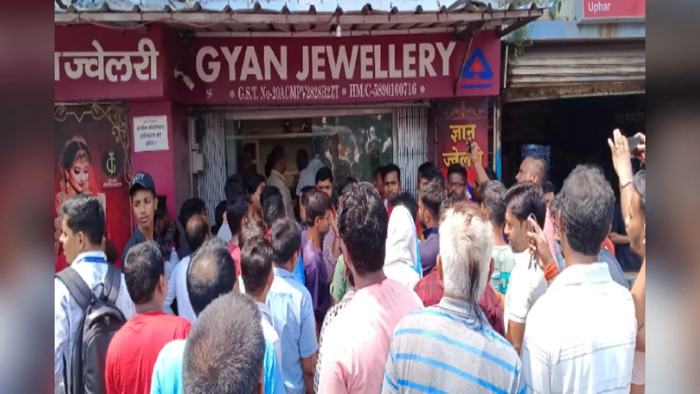 बोकारो में अज्ञात अपराधियों ने ज्वेलरी दुकान पर चलायी गोली, आक्रोशित दुकानदारों ने की सड़क जाम