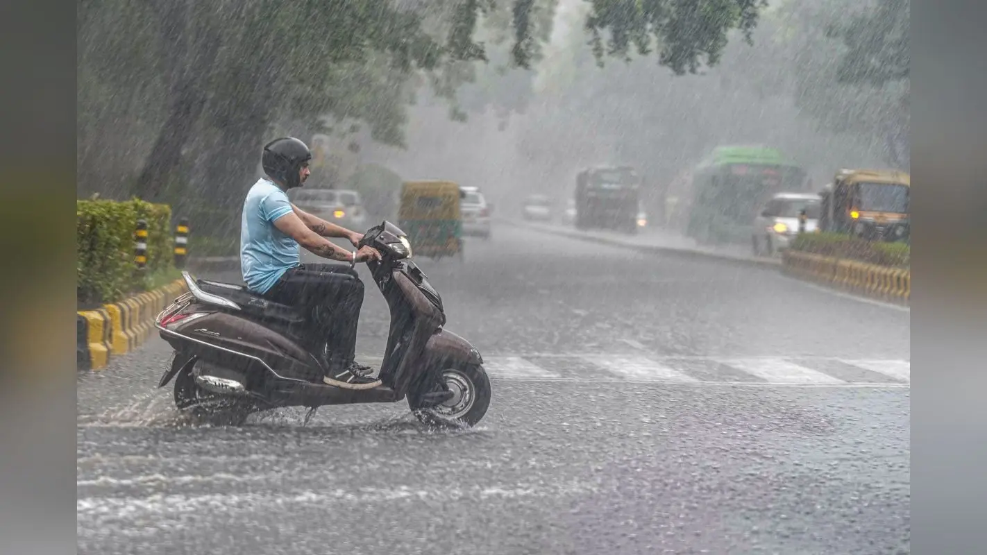 Kal Ka Mausam: मध्य भारत में भारी बारिश की चेतावनी, अरुणाचल और असम के लिए रेट अलर्ट, उत्तराखंड में उफनाई गंगा