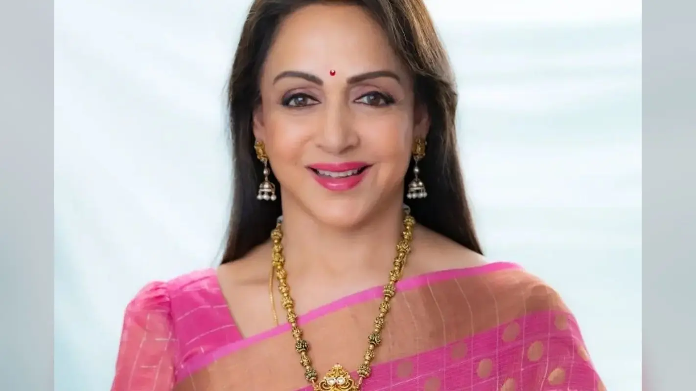 Hema Malini In Maha Kumbh 2025: प्रयागराज पहुंची हेमा मालिनी, संगम में लगाई डुबकी, VIDEO