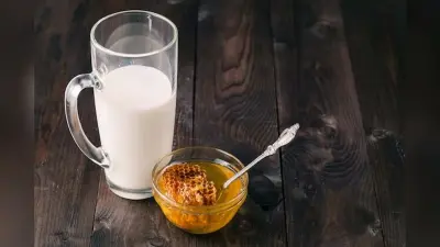 Honey And Milk: दूध में शहद मिलाकर पीने के 4 अद्भुत फायदे