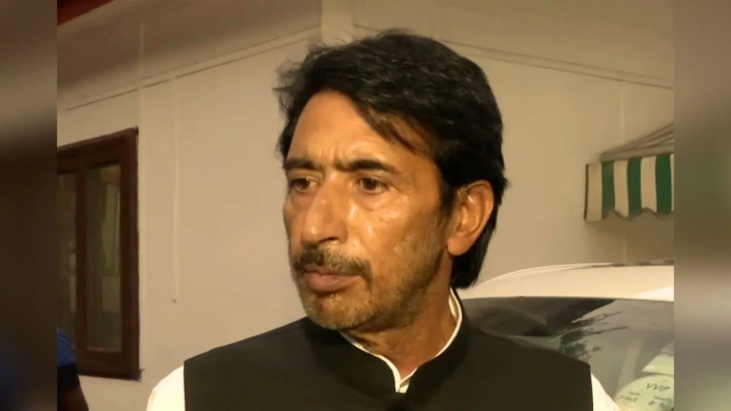 झारखंड कांग्रेस प्रभारी का बयान- घुसपैठिये को भी देंगे 450 रुपये में गैस सिलिंडर, BJP ने बोला हमला
