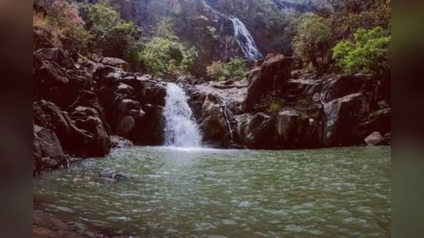 रांची से 125 किमी की दूरी पर है यह शानदार वाटर फॉल, हाईट देखकर फट जाएंगी आंखें