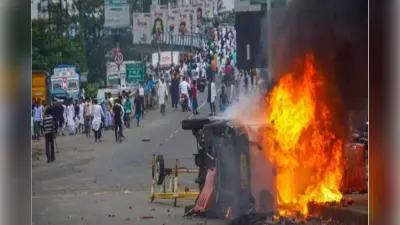 Lok Sabha Election : मतदान शुरू होते ही भांगड़ में रह-रहकर हुई हिंसा व बमबाजी, पुलिस के लाठीचार्ज में बचने को तालाब में कूदे लोग व बच्चे