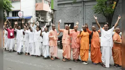 मतदान के लिए 40 मिनट लाइन में इंतजार किये मिथुन, कहा : कर्तव्य निभाया