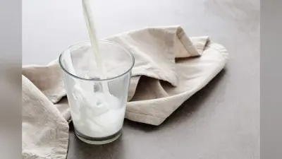 Milk: खाली पेट दूध का सेवन सेहत के लिए गलत या सही? जानिए